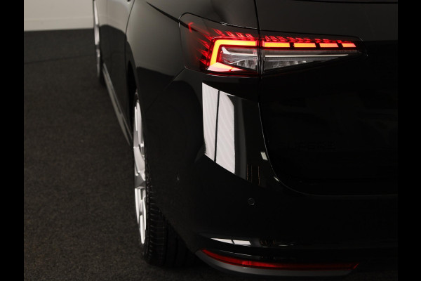 Škoda Superb Combi Sportline Business PHEV 1.5 TSI 204 pk 6 versn. DSG | Panoramadak, elektrisch bedienbaar | Trekhaak, wegklapbaar | Travel Assist Plus Sportline | Dynamic Chassis Control Pakket | CANTON Soundsystem | Lichtmetalen velgen 19 inch Aniara Aero zilver