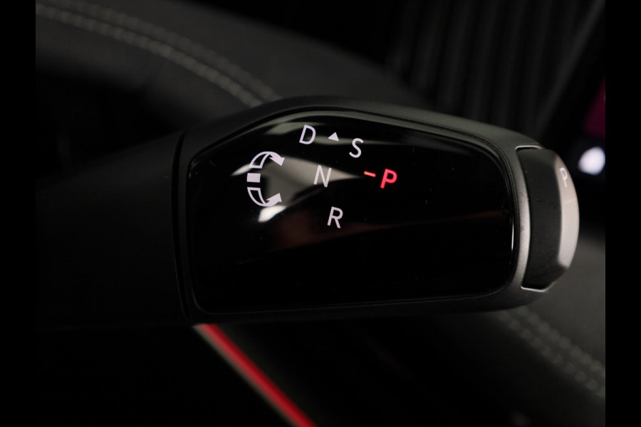 Škoda Superb Combi Sportline Business PHEV 1.5 TSI 204 pk 6 versn. DSG | Panoramadak, elektrisch bedienbaar | Trekhaak, wegklapbaar | Travel Assist Plus Sportline | Dynamic Chassis Control Pakket | CANTON Soundsystem | Lichtmetalen velgen 19 inch Aniara Aero zilver