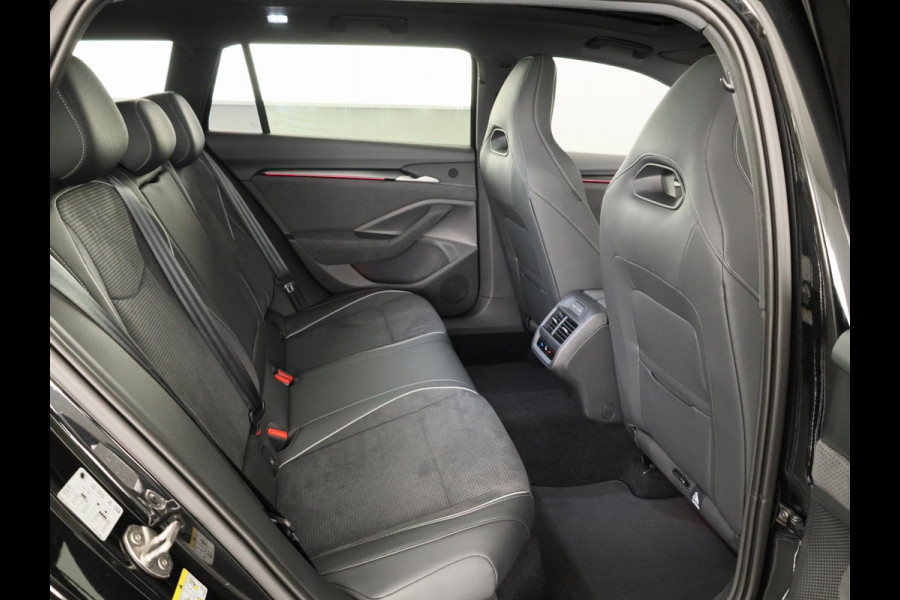 Škoda Superb Combi Sportline Business PHEV 1.5 TSI 204 pk 6 versn. DSG | Panoramadak, elektrisch bedienbaar | Trekhaak, wegklapbaar | Travel Assist Plus Sportline | Dynamic Chassis Control Pakket | CANTON Soundsystem | Lichtmetalen velgen 19 inch Aniara Aero zilver