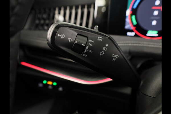 Škoda Superb Combi Sportline Business PHEV 1.5 TSI 204 pk 6 versn. DSG | Panoramadak, elektrisch bedienbaar | Trekhaak, wegklapbaar | Travel Assist Plus Sportline | Dynamic Chassis Control Pakket | CANTON Soundsystem | Lichtmetalen velgen 19 inch Aniara Aero zilver