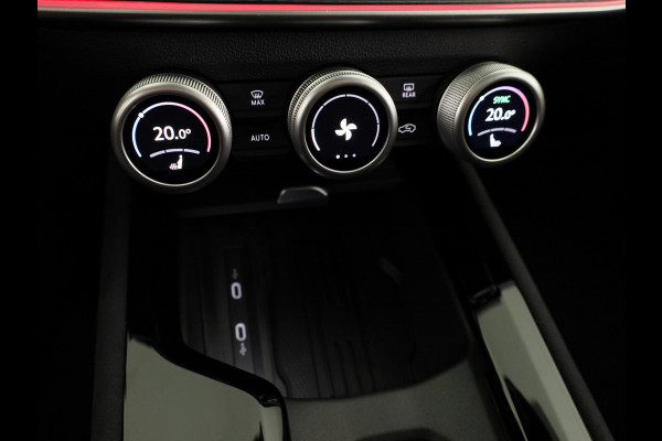 Škoda Superb Combi Sportline Business PHEV 1.5 TSI 204 pk 6 versn. DSG | Panoramadak, elektrisch bedienbaar | Trekhaak, wegklapbaar | Travel Assist Plus Sportline | Dynamic Chassis Control Pakket | CANTON Soundsystem | Lichtmetalen velgen 19 inch Aniara Aero zilver