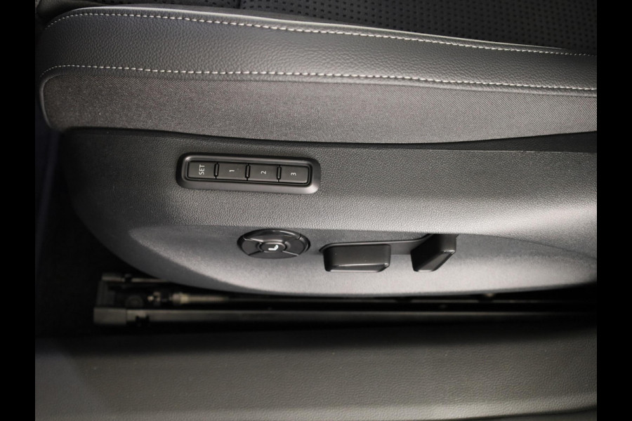 Škoda Superb Combi Sportline Business PHEV 1.5 TSI 204 pk 6 versn. DSG | Panoramadak, elektrisch bedienbaar | Trekhaak, wegklapbaar | Travel Assist Plus Sportline | Dynamic Chassis Control Pakket | CANTON Soundsystem | Lichtmetalen velgen 19 inch Aniara Aero zilver