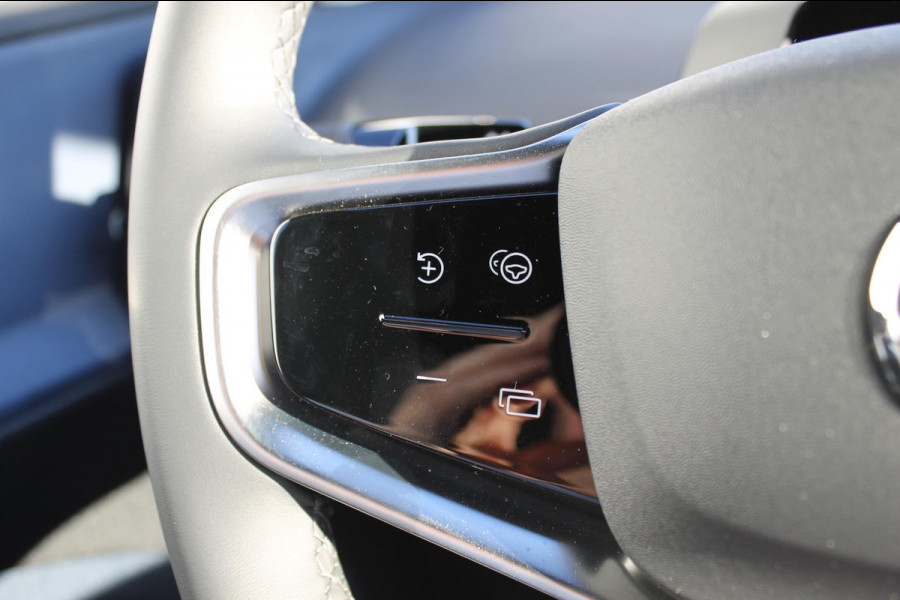 Volvo EX30 Single Motor Extended Range Plus 69 kWh Google Services / 19" lichtmetalen velgen / Parkeer sensoren voor en achter met parkeercamera achter / Adaptieve Cruise Control