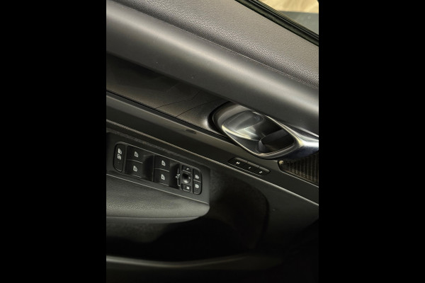 Volvo XC40 1.5 T4 Plug-in hybrid Ultimate Dark | Harman kardon | Pano | Stuur/Stoel verwarming | Camera