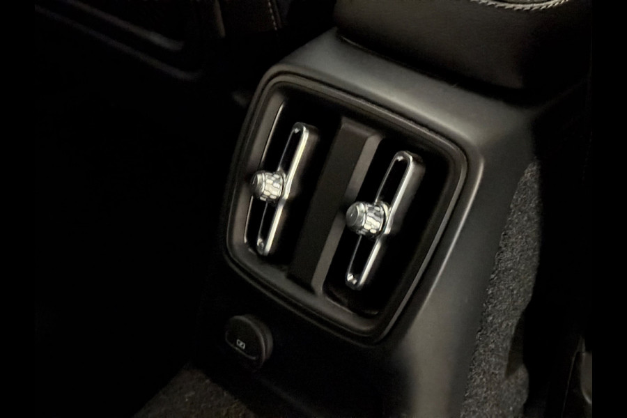Volvo XC40 1.5 T4 Plug-in hybrid Ultimate Dark | Harman kardon | Pano | Stuur/Stoel verwarming | Camera