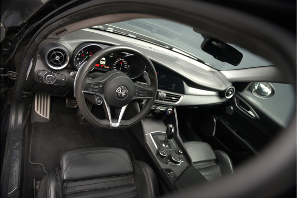 Alfa Romeo Giulia 2.0 T AWD Veloce Q4 | Harman Kardon | Stuurverwarming | Stoelverwarming | Memory Seat | Keyless | Adaptive Cruise Control | Camera | Navigatie | DNA | Leer | QV Velgen | Elektrische Stoelen | Dodehoek Detectie |
