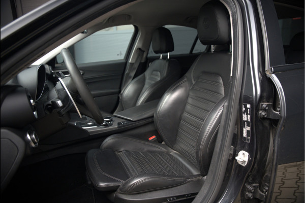 Alfa Romeo Giulia 2.0 T AWD Veloce Q4 | Harman Kardon | Stuurverwarming | Stoelverwarming | Memory Seat | Keyless | Adaptive Cruise Control | Camera | Navigatie | DNA | Leer | QV Velgen | Elektrische Stoelen | Dodehoek Detectie |