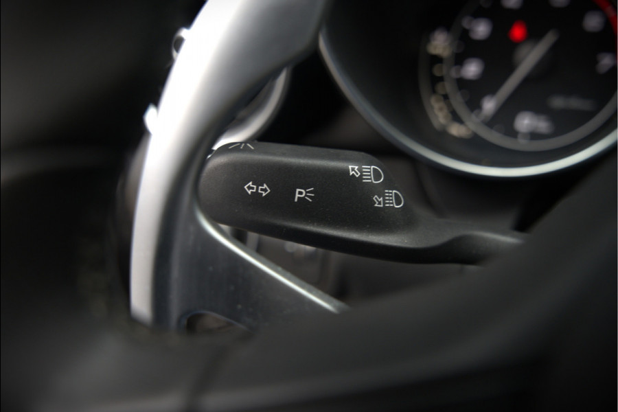 Alfa Romeo Giulia 2.0 T AWD Veloce Q4 | Harman Kardon | Stuurverwarming | Stoelverwarming | Memory Seat | Keyless | Adaptive Cruise Control | Camera | Navigatie | DNA | Leer | QV Velgen | Elektrische Stoelen | Dodehoek Detectie |