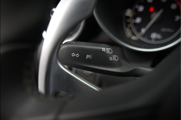 Alfa Romeo Giulia 2.0 T AWD Veloce Q4 | Harman Kardon | Stuurverwarming | Stoelverwarming | Memory Seat | Keyless | Adaptive Cruise Control | Camera | Navigatie | DNA | Leer | QV Velgen | Elektrische Stoelen | Dodehoek Detectie |