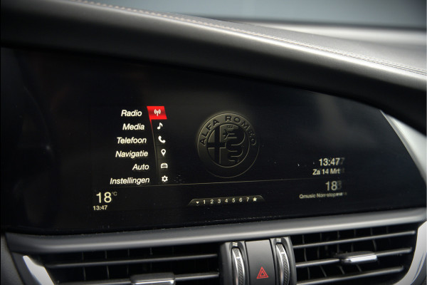 Alfa Romeo Giulia 2.0 T AWD Veloce Q4 | Harman Kardon | Stuurverwarming | Stoelverwarming | Memory Seat | Keyless | Adaptive Cruise Control | Camera | Navigatie | DNA | Leer | QV Velgen | Elektrische Stoelen | Dodehoek Detectie |