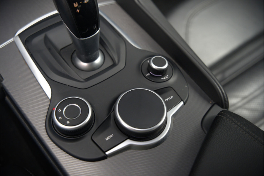 Alfa Romeo Giulia 2.0 T AWD Veloce Q4 | Harman Kardon | Stuurverwarming | Stoelverwarming | Memory Seat | Keyless | Adaptive Cruise Control | Camera | Navigatie | DNA | Leer | QV Velgen | Elektrische Stoelen | Dodehoek Detectie |