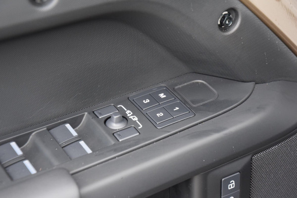 Land Rover Defender 110 P300e 110 X-Dynamic HSE