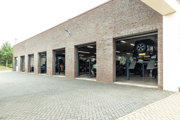 Land Rover Defender 110 P300e 110 X-Dynamic HSE