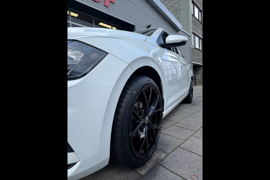Volkswagen Polo 1.0 Trendline - Navigatie I Airco I PDC I LED I Nwe Sport velgen 18 inch I Veiligheid pakket I Trekhaak