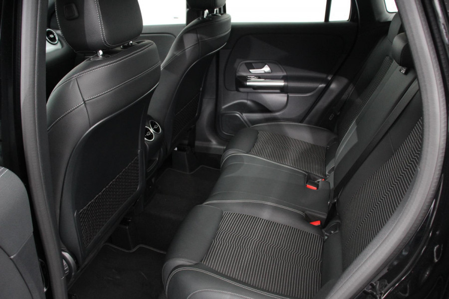 Mercedes-Benz GLA 200 163pk Automaat Progressive Navigatie Climate Control Camera Parkeer sensoren Stoelverwarming DAB Lichtmetalen velgen 18" Electrisch bedienbare achterklep