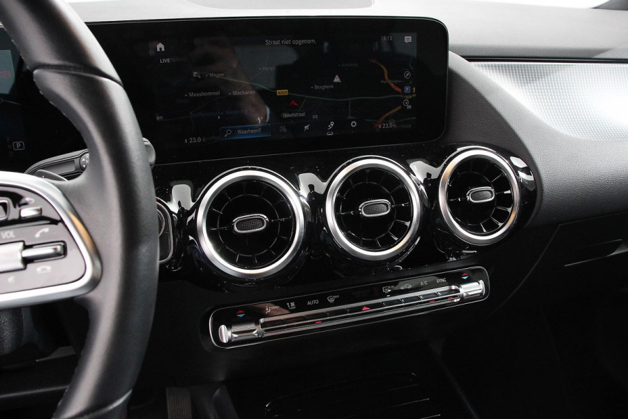 Mercedes-Benz GLA 200 163pk Automaat Progressive Navigatie Climate Control Camera Parkeer sensoren Stoelverwarming DAB Lichtmetalen velgen 18" Electrisch bedienbare achterklep