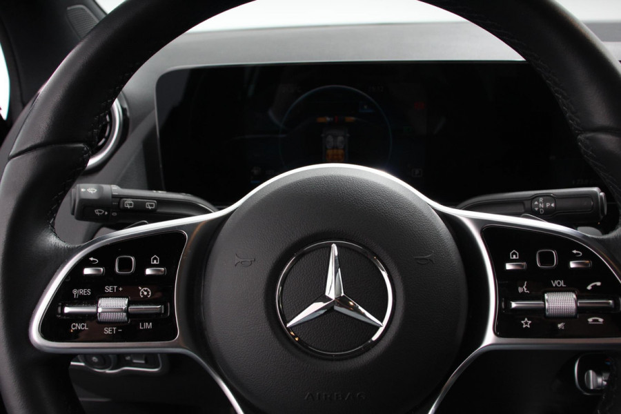 Mercedes-Benz GLA 200 163pk Automaat Progressive Navigatie Climate Control Camera Parkeer sensoren Stoelverwarming DAB Lichtmetalen velgen 18" Electrisch bedienbare achterklep