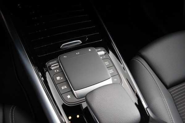 Mercedes-Benz GLA 200 163pk Automaat Progressive Navigatie Climate Control Camera Parkeer sensoren Stoelverwarming DAB Lichtmetalen velgen 18" Electrisch bedienbare achterklep