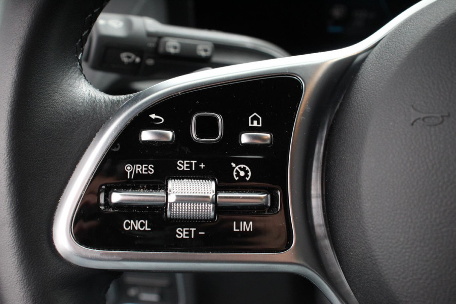 Mercedes-Benz GLA 200 163pk Automaat Progressive Navigatie Climate Control Camera Parkeer sensoren Stoelverwarming DAB Lichtmetalen velgen 18" Electrisch bedienbare achterklep