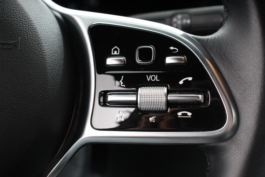 Mercedes-Benz GLA 200 163pk Automaat Progressive Navigatie Climate Control Camera Parkeer sensoren Stoelverwarming DAB Lichtmetalen velgen 18" Electrisch bedienbare achterklep