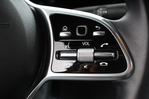 Mercedes-Benz GLA 200 163pk Automaat Progressive Navigatie Climate Control Camera Parkeer sensoren Stoelverwarming DAB Lichtmetalen velgen 18" Electrisch bedienbare achterklep