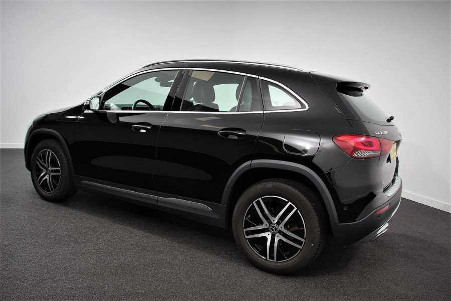 Mercedes-Benz GLA 200 163pk Automaat Progressive Navigatie Climate Control Camera Parkeer sensoren Stoelverwarming DAB Lichtmetalen velgen 18" Electrisch bedienbare achterklep