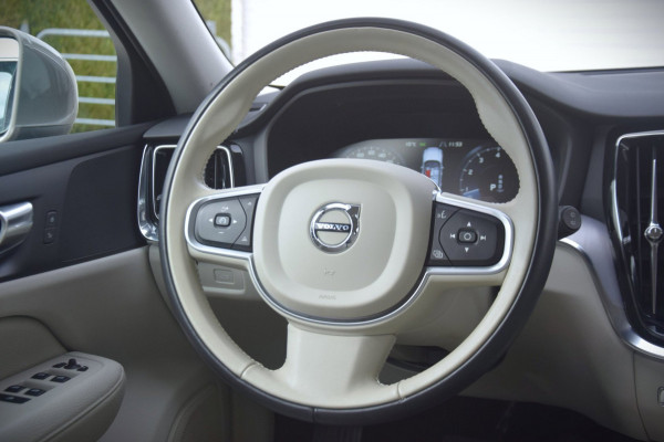 Volvo V60 2.0 B3 Momentum Business UITKLAPBARE TREKHAAK/LEDEREN BEKLEDING/COMFORT-STOELEN