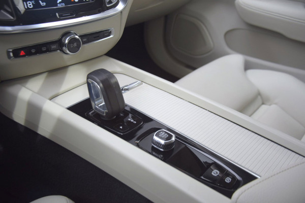 Volvo V60 2.0 B3 Momentum Business UITKLAPBARE TREKHAAK/LEDEREN BEKLEDING/COMFORT-STOELEN