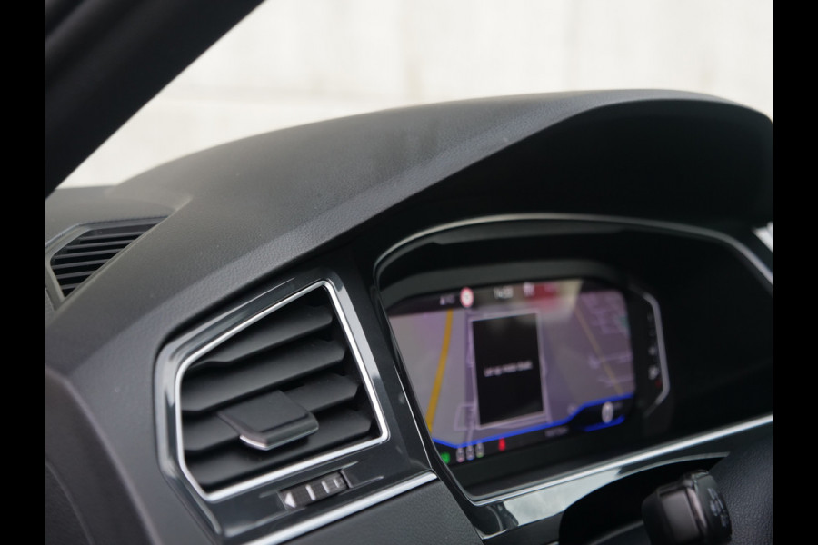 Volkswagen Tiguan 1.5 TSI R-Line | panorama | head-up | Trekhaak..