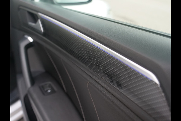 Volkswagen Tiguan 1.5 TSI R-Line | panorama | head-up | Trekhaak..