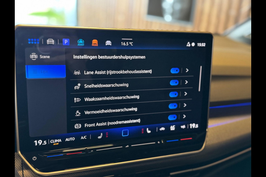 Volkswagen Golf 1.5 eTSI R-Line / 360 Camera / Pano / H/K / Stoel/Stuur verwarming / Carplay