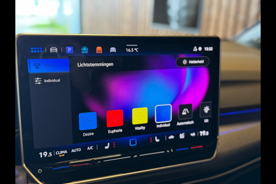 Volkswagen Golf 1.5 eTSI R-Line / 360 Camera / Pano / H/K / Stoel/Stuur verwarming / Carplay