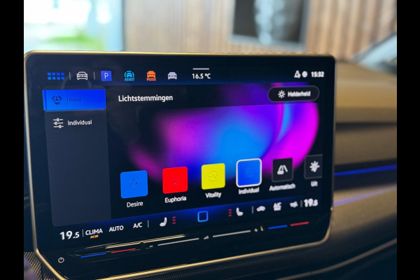 Volkswagen Golf 1.5 eTSI R-Line / 360 Camera / Pano / H/K / Stoel/Stuur verwarming / Carplay