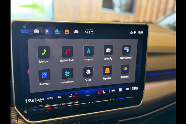 Volkswagen Golf 1.5 eTSI R-Line / 360 Camera / Pano / H/K / Stoel/Stuur verwarming / Carplay