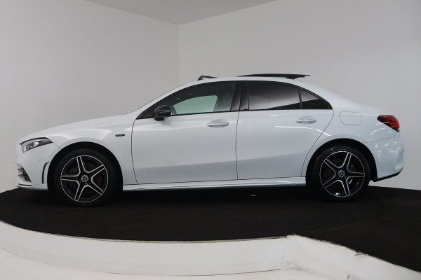 Mercedes-Benz A-Klasse 250 e Business Solution AMG Limited (PANORAMADAK, TREKHAAK, STOELVERWARMING, SFEERVERLICHTING, CAMERA)