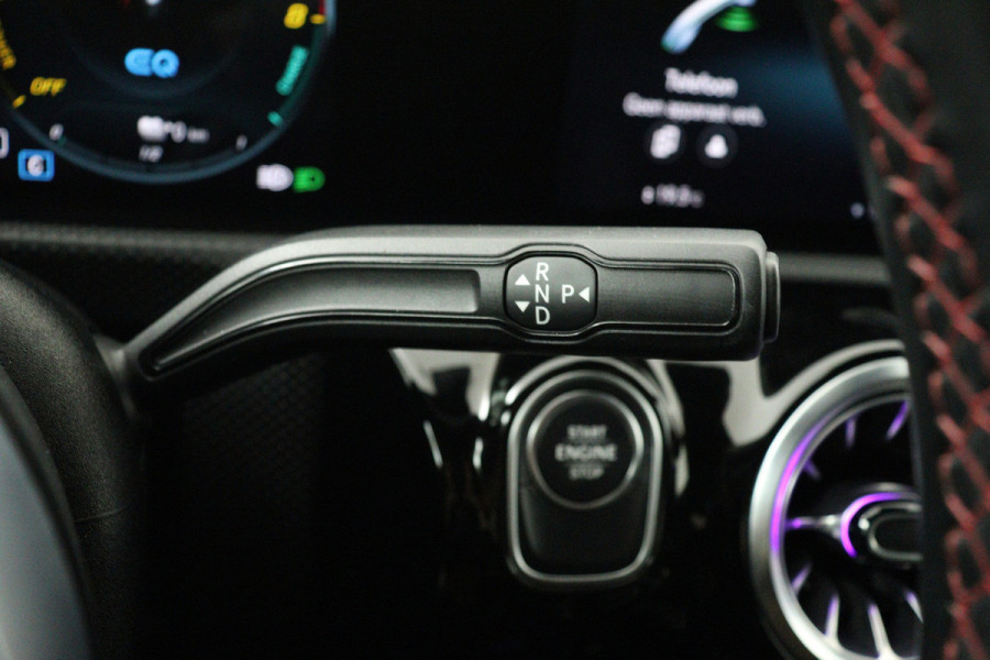 Mercedes-Benz A-Klasse 250 e Business Solution AMG Limited (PANORAMADAK, TREKHAAK, STOELVERWARMING, SFEERVERLICHTING, CAMERA)