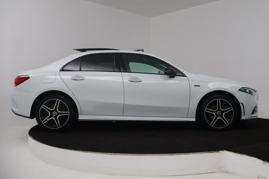 Mercedes-Benz A-Klasse 250 e Business Solution AMG Limited (PANORAMADAK, TREKHAAK, STOELVERWARMING, SFEERVERLICHTING, CAMERA)