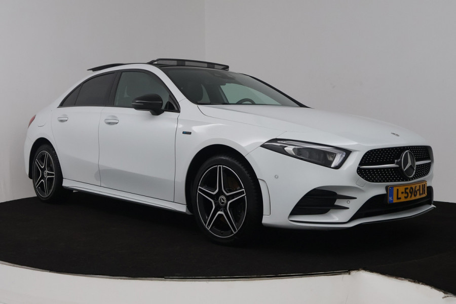 Mercedes-Benz A-Klasse 250 e Business Solution AMG Limited (PANORAMADAK, TREKHAAK, STOELVERWARMING, SFEERVERLICHTING, CAMERA)