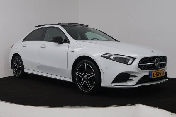Mercedes-Benz A-Klasse 250 e Business Solution AMG Limited (PANORAMADAK, TREKHAAK, STOELVERWARMING, SFEERVERLICHTING, CAMERA)
