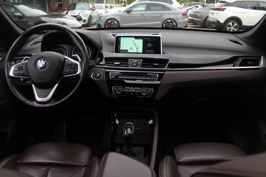 BMW X1 xDrive20i High Executive / Panoramadak / Head-up / Bruin Leder / 19'' / Navigatie / Sportstoelen / Stoelverwarming / Cruise Control
