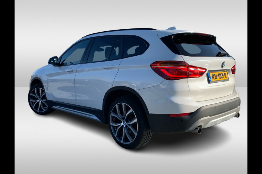 BMW X1 xDrive20i High Executive / Panoramadak / Head-up / Bruin Leder / 19'' / Navigatie / Sportstoelen / Stoelverwarming / Cruise Control