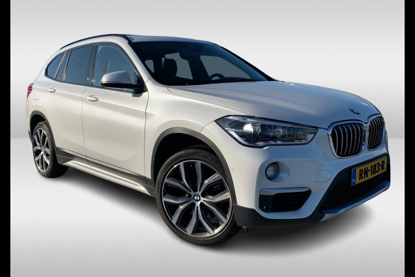 BMW X1 xDrive20i High Executive / Panoramadak / Head-up / Bruin Leder / 19'' / Navigatie / Sportstoelen / Stoelverwarming / Cruise Control
