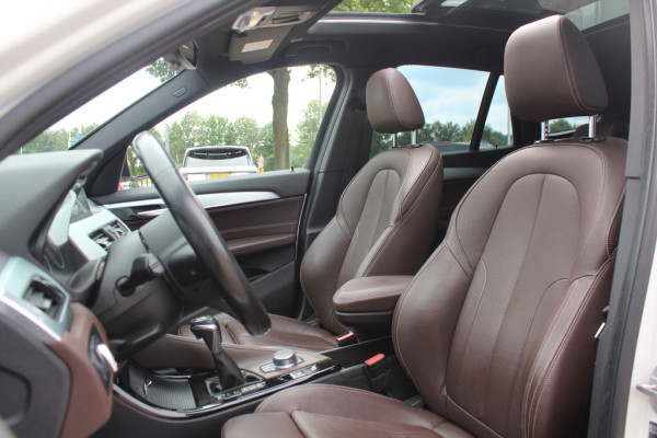 BMW X1 xDrive20i High Executive / Panoramadak / Head-up / Bruin Leder / 19'' / Navigatie / Sportstoelen / Stoelverwarming / Cruise Control