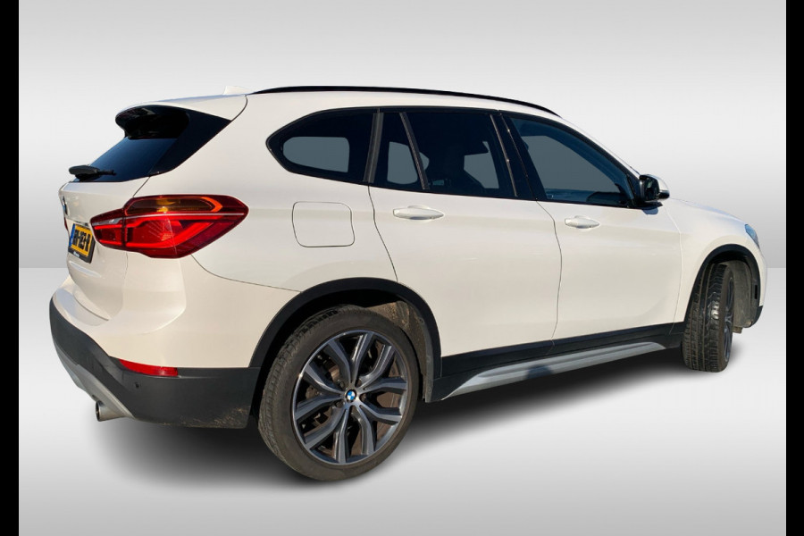 BMW X1 xDrive20i High Executive / Panoramadak / Head-up / Bruin Leder / 19'' / Navigatie / Sportstoelen / Stoelverwarming / Cruise Control