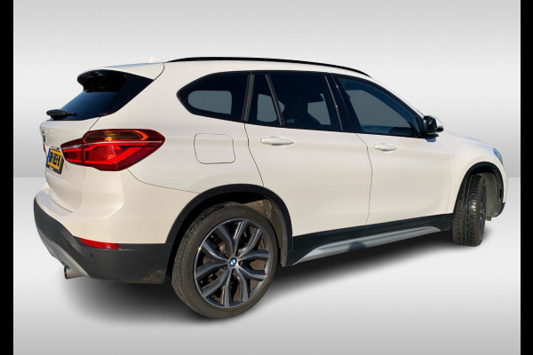 BMW X1 xDrive20i High Executive / Panoramadak / Head-up / Bruin Leder / 19'' / Navigatie / Sportstoelen / Stoelverwarming / Cruise Control