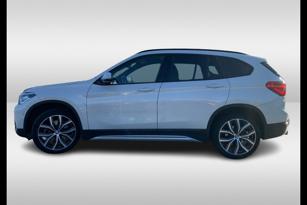 BMW X1 xDrive20i High Executive / Panoramadak / Head-up / Bruin Leder / 19'' / Navigatie / Sportstoelen / Stoelverwarming / Cruise Control