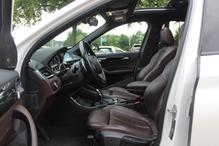 BMW X1 xDrive20i High Executive / Panoramadak / Head-up / Bruin Leder / 19'' / Navigatie / Sportstoelen / Stoelverwarming / Cruise Control