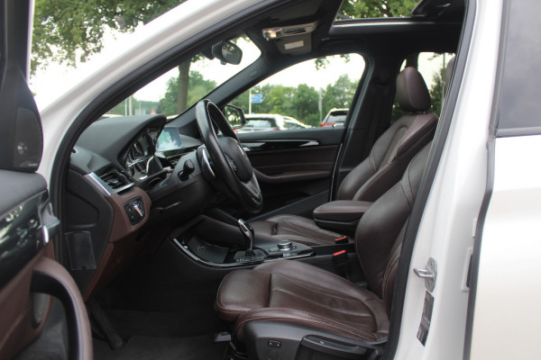 BMW X1 xDrive20i High Executive / Panoramadak / Head-up / Bruin Leder / 19'' / Navigatie / Sportstoelen / Stoelverwarming / Cruise Control