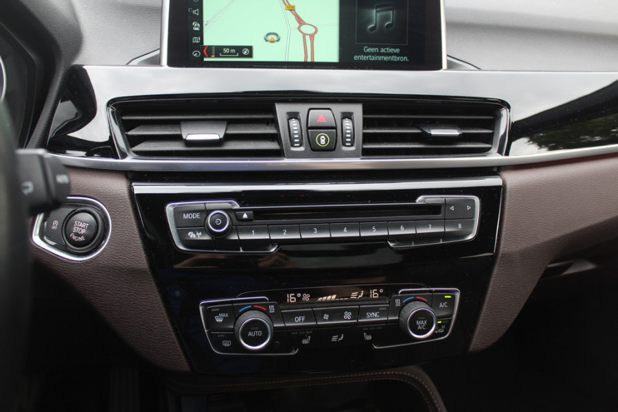 BMW X1 xDrive20i High Executive / Panoramadak / Head-up / Bruin Leder / 19'' / Navigatie / Sportstoelen / Stoelverwarming / Cruise Control