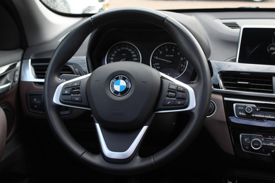 BMW X1 xDrive20i High Executive / Panoramadak / Head-up / Bruin Leder / 19'' / Navigatie / Sportstoelen / Stoelverwarming / Cruise Control